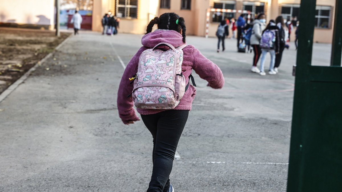 Imagen archivo de una niño entrando a un colegio