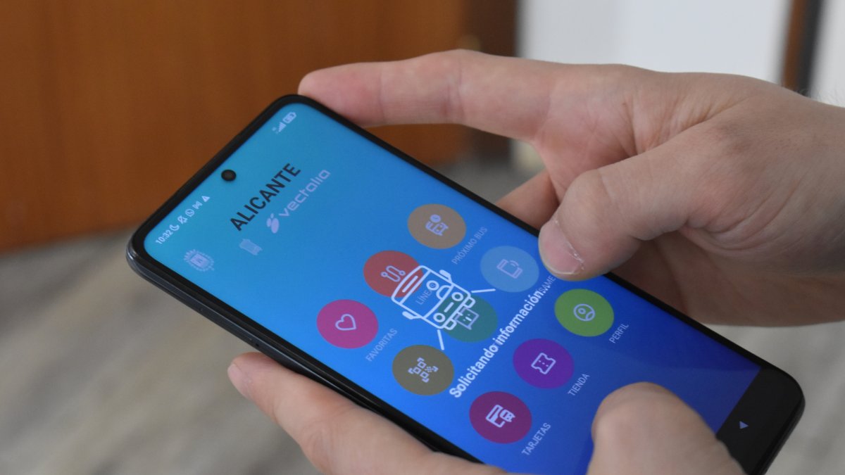 Alicante lanza la nueva plataforma digital del transporte urbano para facilitar la recarga de los abonos