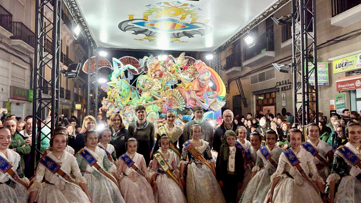 La falleras, alcaldesa de Valencia, miembros de la corporación y la vicepresidenta de la Generalitat, en la falla ganadora.