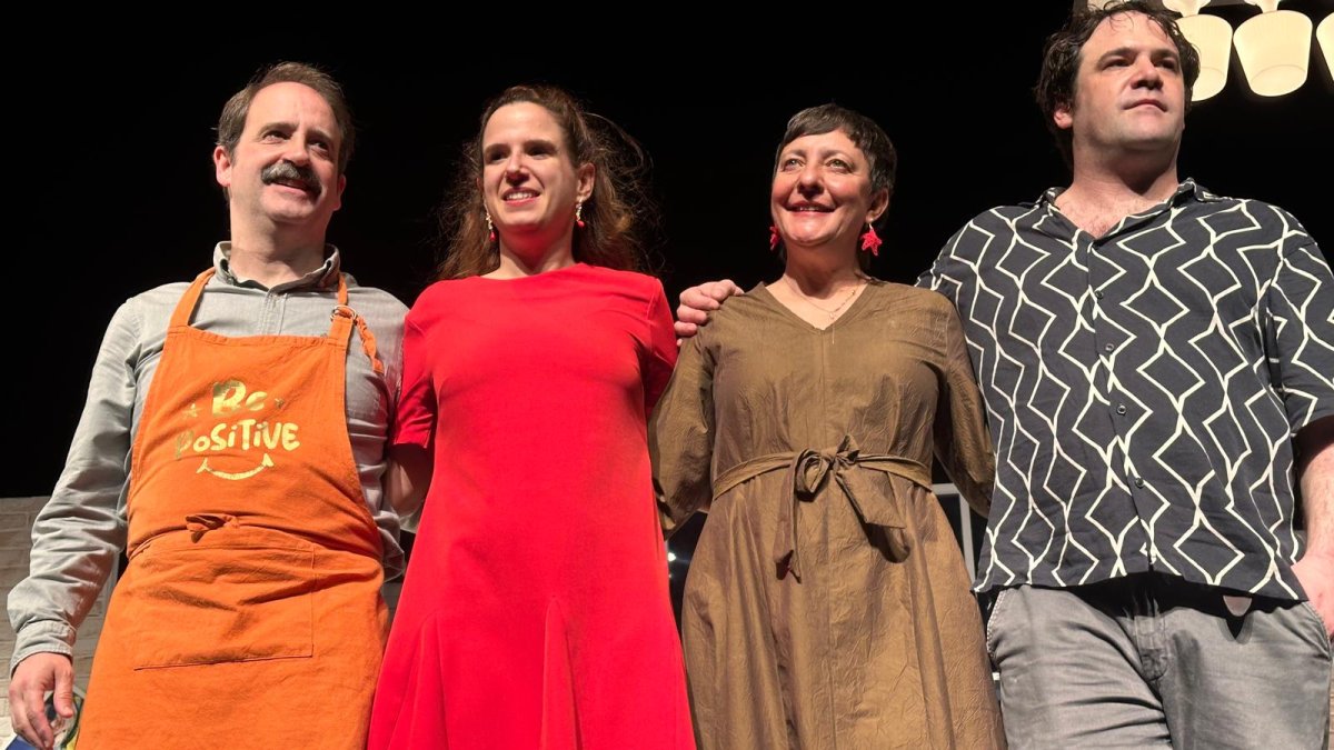 Eva Hache, con sus compañeros de elenco.