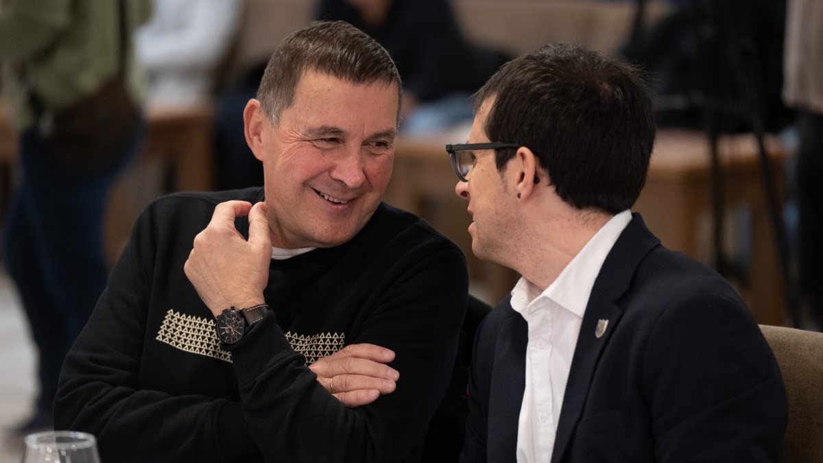 El coordinador general de EH Bildu, Arnaldo Otegi, y el líder de EH Bildu en el Parlamento Vasco, Pello Otxandiano.