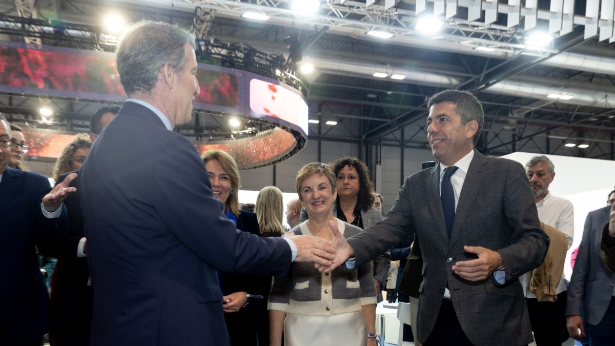 El presidente del Partido Popular, Alberto Núñez Feijóo, saluda al presidente de la Generalitat valenciana, Carlos Mazón.