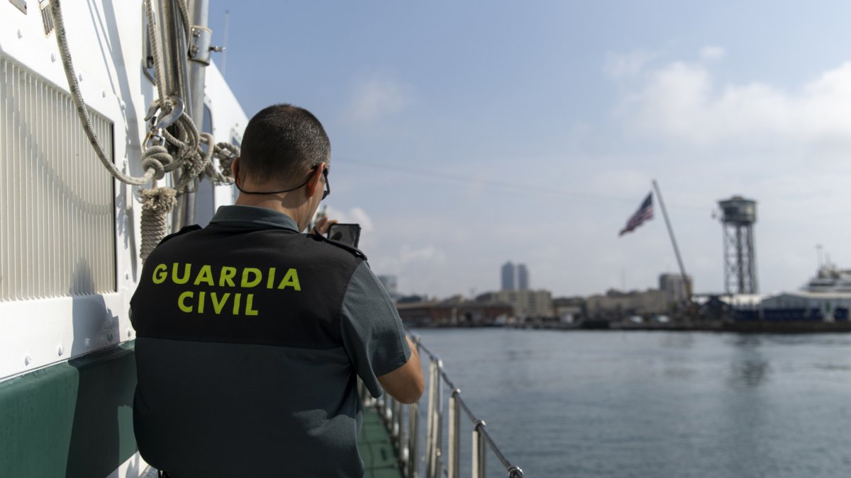 Archivo - Un agente de la Guardia Civil durante una patrulla marítima en el Puerto de Barcelona, a 4 de julio de 2023, en Barcelona, Catalunya (España). 