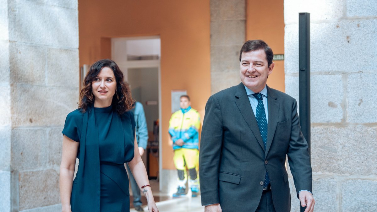 El presidente de la Junta de Castilla y León, Alfonso Fernández Mañueco, y la presidenta de la Comunidad de Madrid, Isabel Díaz Ayuso.