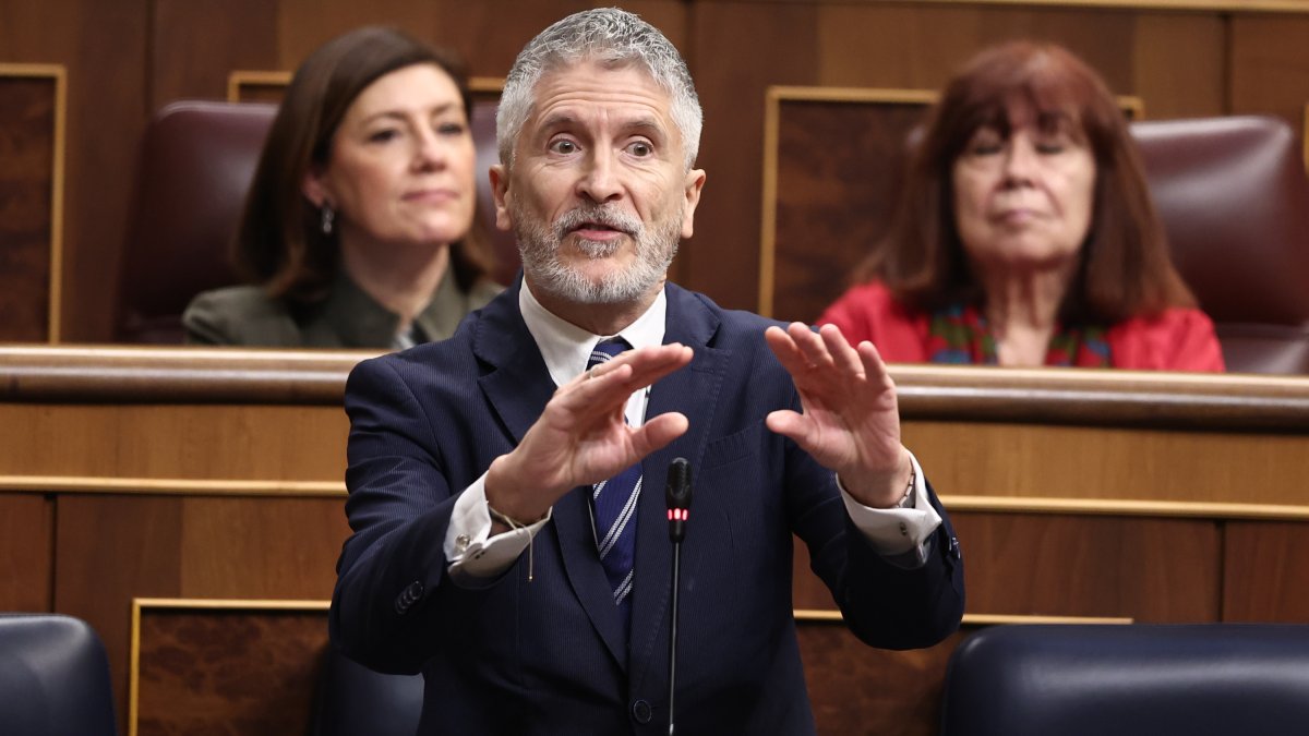 El ministro de Interior, Fernando Grande-Marlaska, interviene durante una sesión de control al Gobierno, en el Congreso de los Diputados.