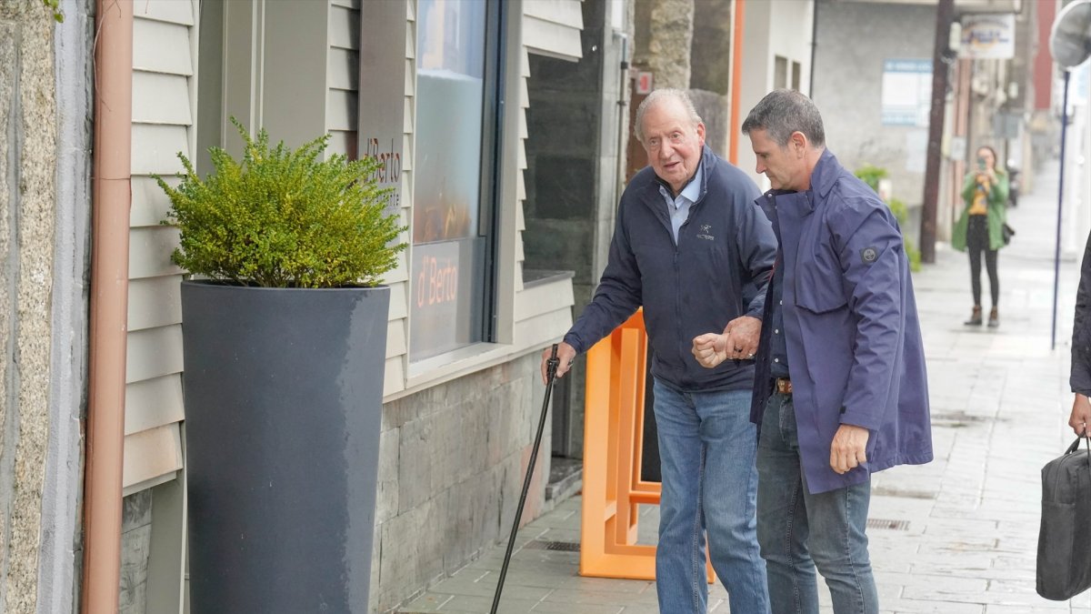 Don Juan Carlos llega al Restaurante D'Berto en octubre de 2024 en O Grove.