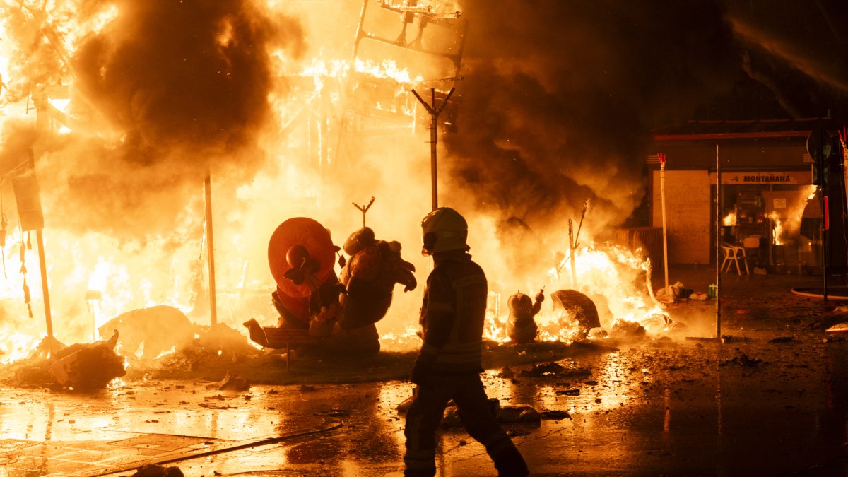 Un bombero durante la ‘Cremà' de la Falla del Ayuntamiento, a 19 de marzo de 2025.
