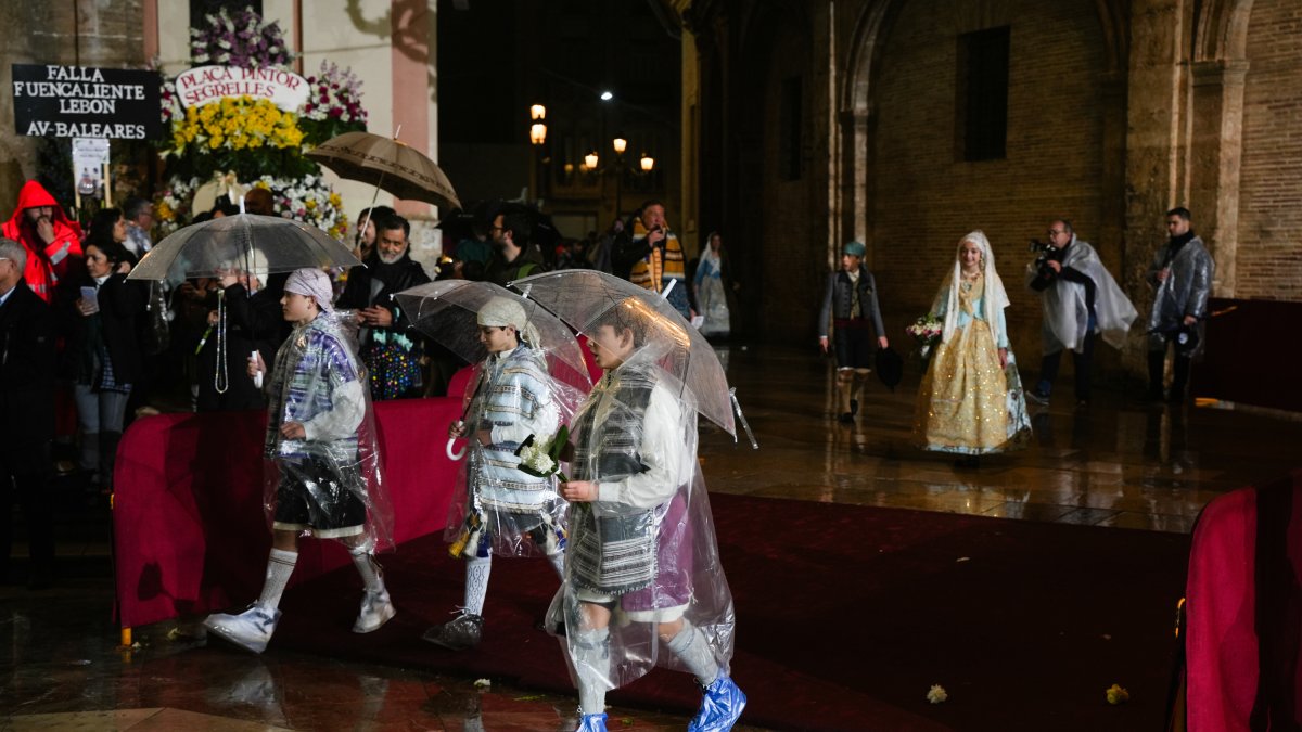 Varios falleros durante el segundo día de ofrenda floral a la Virgen de los Desamparados