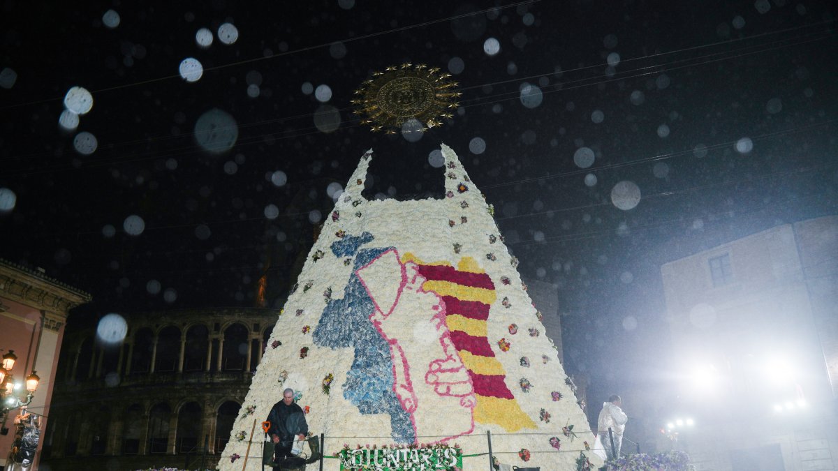 El manto de la 'Geperudeta' homenajea a los afectados por la dana y recuerda a los fallecidos. Segundo día de la Ofrenda de las Fallas 2025 en Valencia.