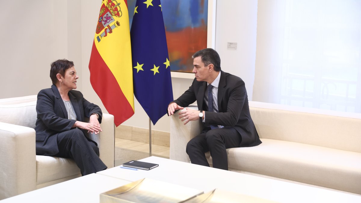 El presidente del Gobierno, Pedro Sánchez, recibe a la portavoz de EH Bildu en el Congreso, Mertxe Aizpurua, en el Palacio de la Moncloa, a 13 de marzo de 2025
