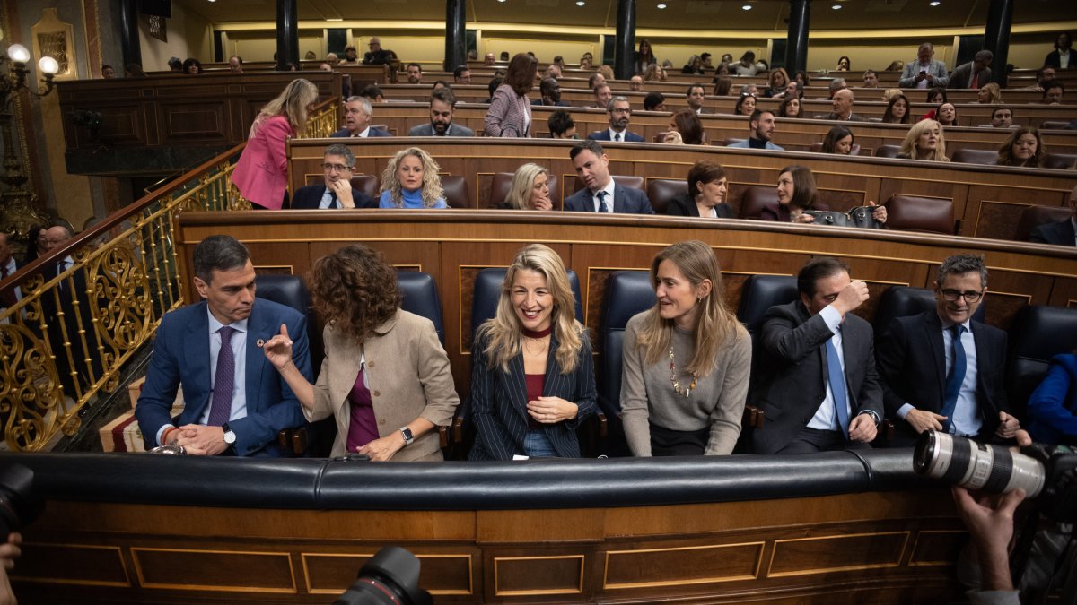 Pedro Sánchez con las vicepresidentas y ministros.