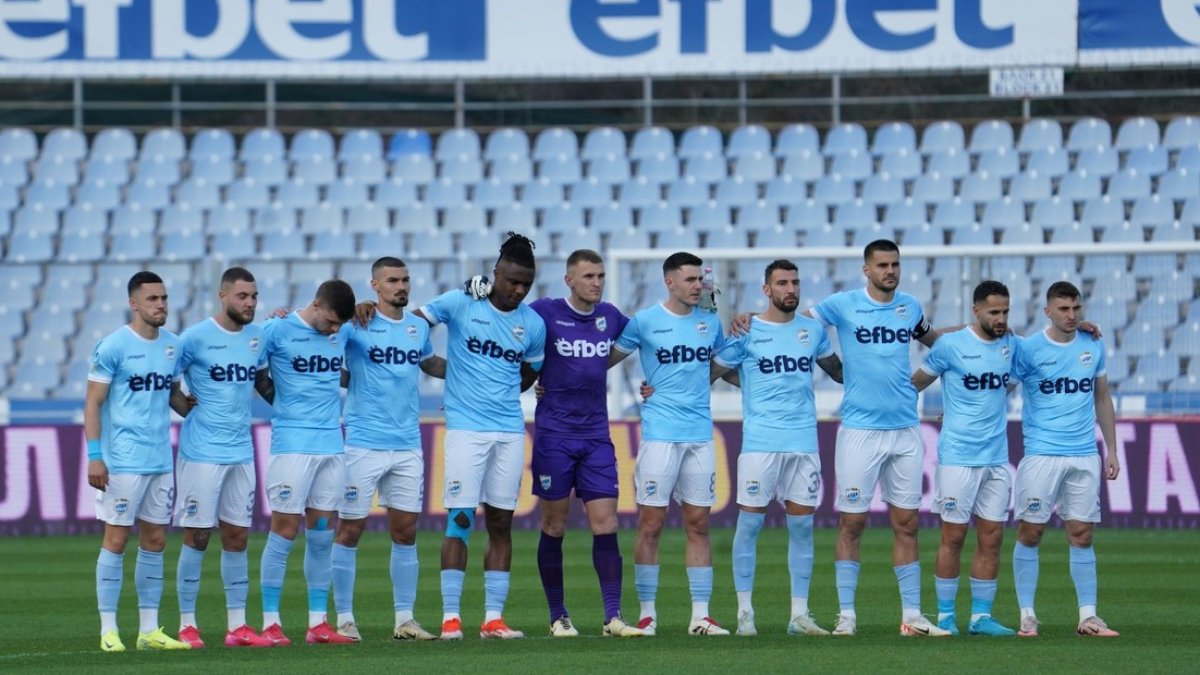 Los jugadores del FC Arda guardan el minuto de silencio.
