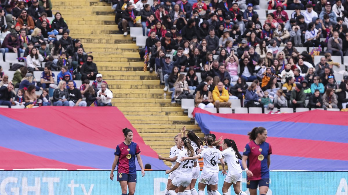 Las jugadoras del Real Madrid celebran un gol ante el Barcelona.