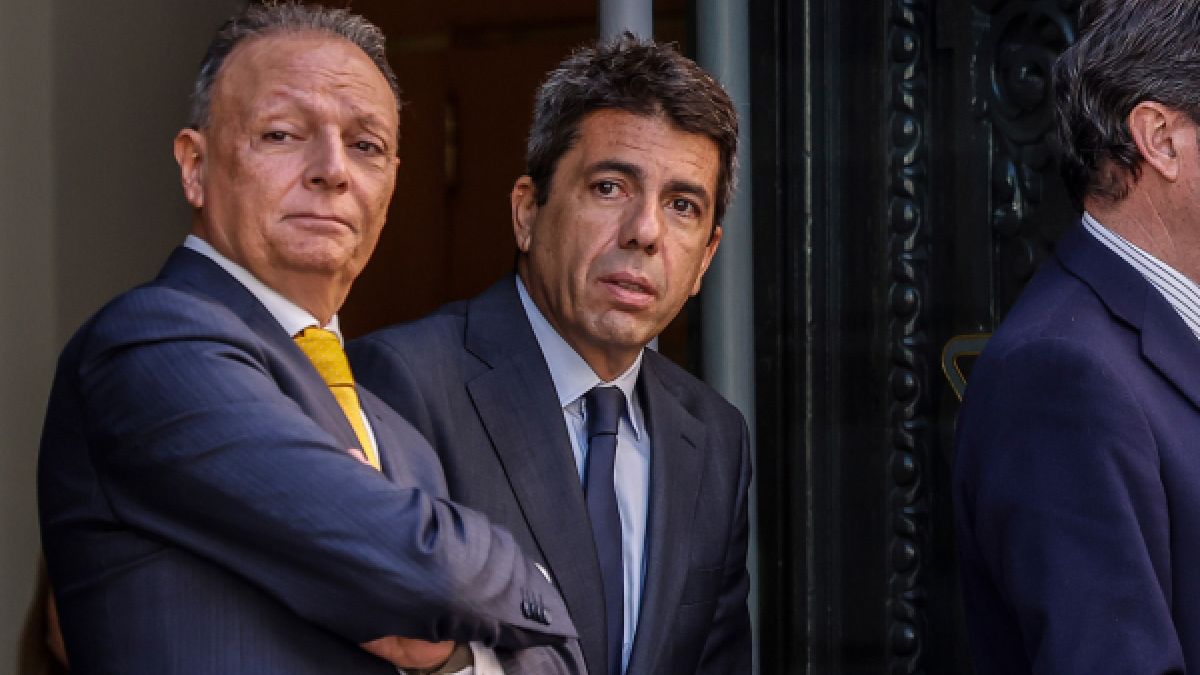 El presidente de la Confederación Empresarial Valenciana (CEV), Salvador Navarro; el presidente de la Generalitat Valenciana, Carlos Mazón