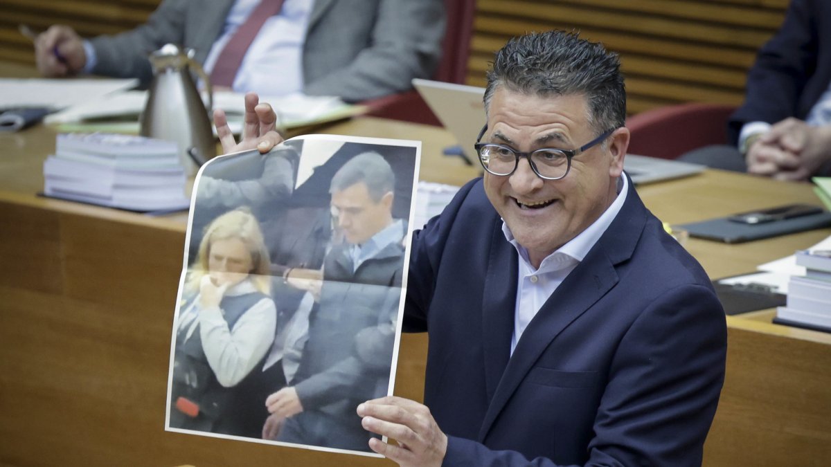 El dipitado del PP enseña la foto de