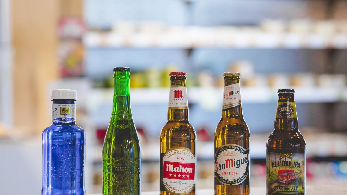 Archivo - Bodegón de cervezas Mahou San Miguel.