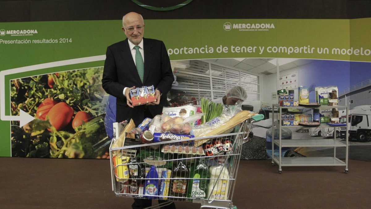 Juan Roig con un carro de productos de Mercadona