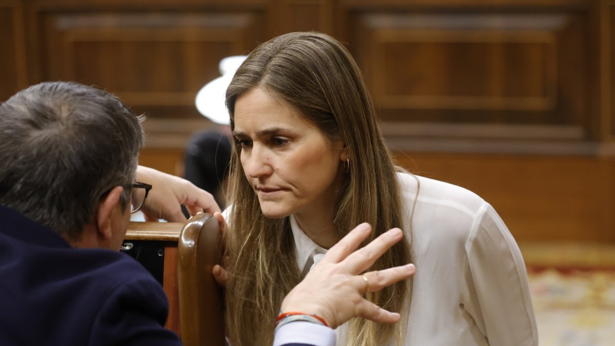 El portavoz del PSOE, Patxi López y la vicepresidenta tercera y ministra para la Transición Ecológica, Sara Aaagesen, durante una sesión de control al Gobierno en el Congreso de los Diputados, a 26 de febrero de 2025, en Madrid (España).