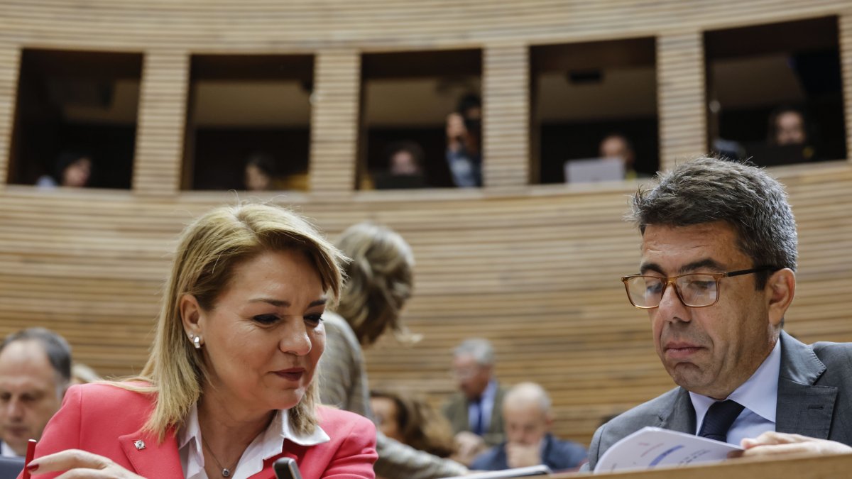 El presidente de la Generalitat Valenciana, Carlos Mazón, y la vicepresidenta y consellera de Servicios Sociales, Igualdad y Vivienda, Susana Camarero