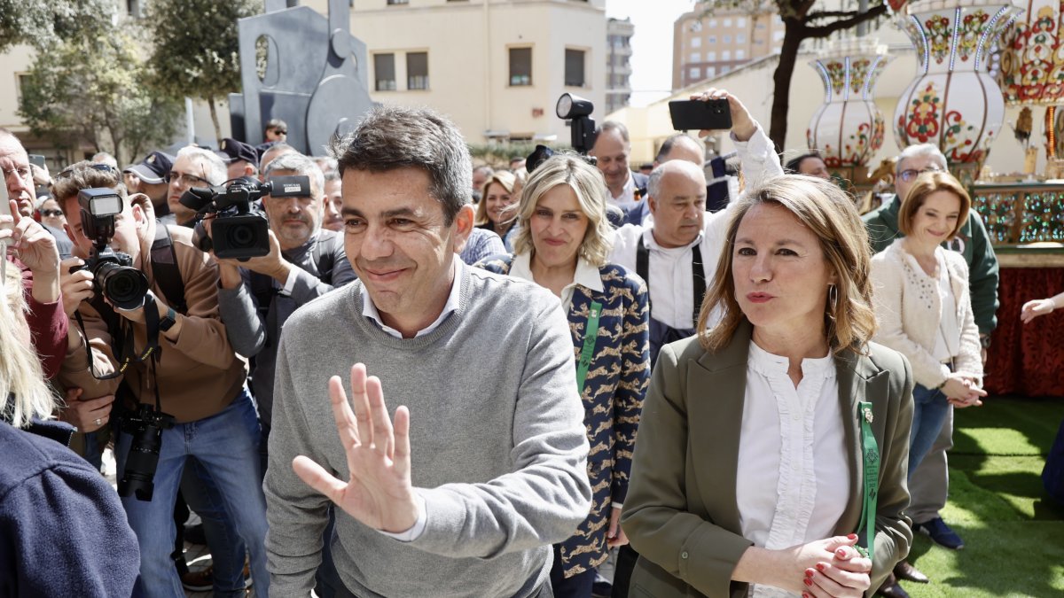 El presidente de la Generalitat valenciana, Carlos Mazón (i), asiste a las fiestas de la Magdalena