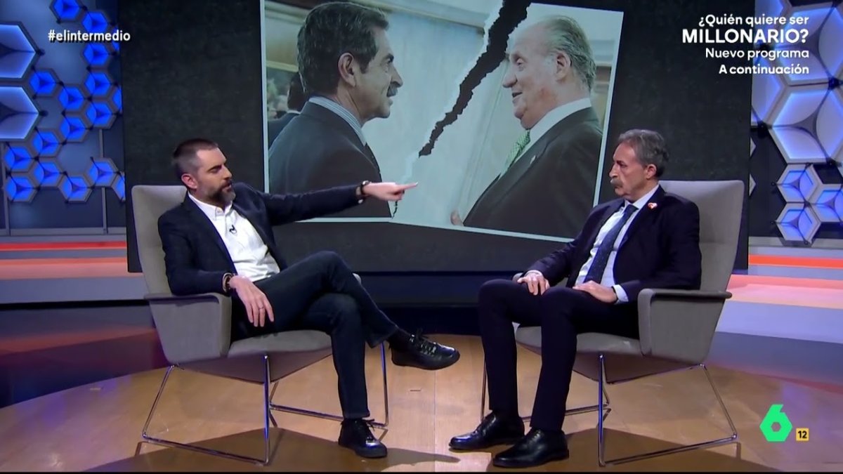 Dani Mateo entrevista al otro Miguel Ángel Revilla, interpretado por Raúl Pérez.