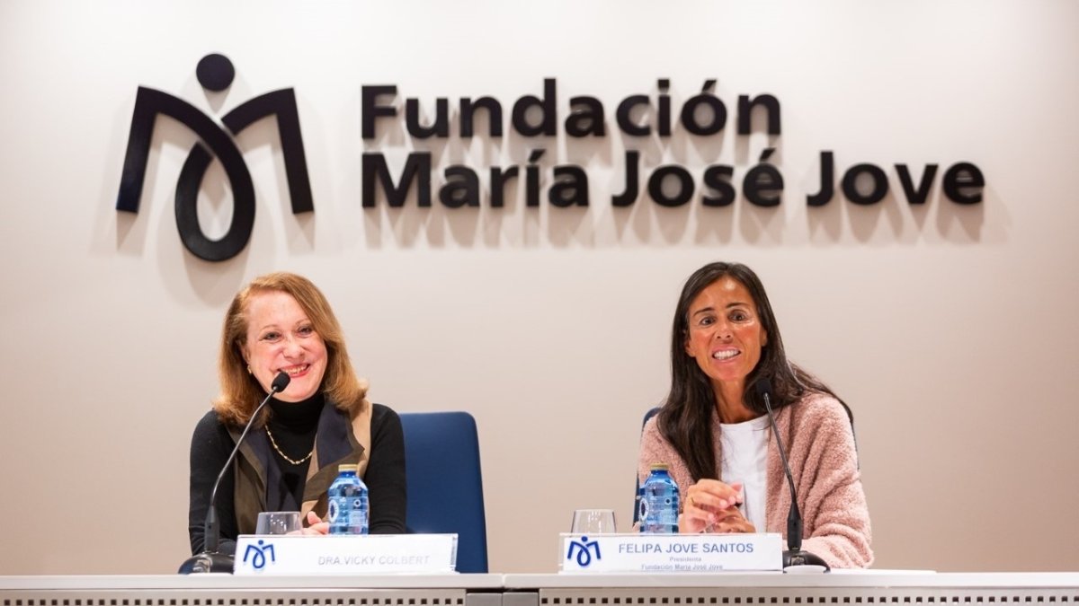 Felipa Jove (izda.) con Vicky Colbert, en una imagen de archivo.