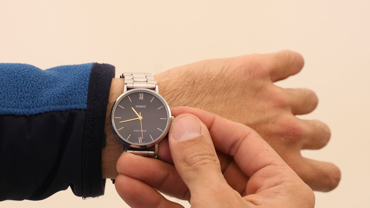 (Foto de ARCHIVO)
Un hombre cambia la hora en su reloj, a 27 de marzo de 2025, en Madrid (España).
Marta Fernández / Europa Press
27/3/2025