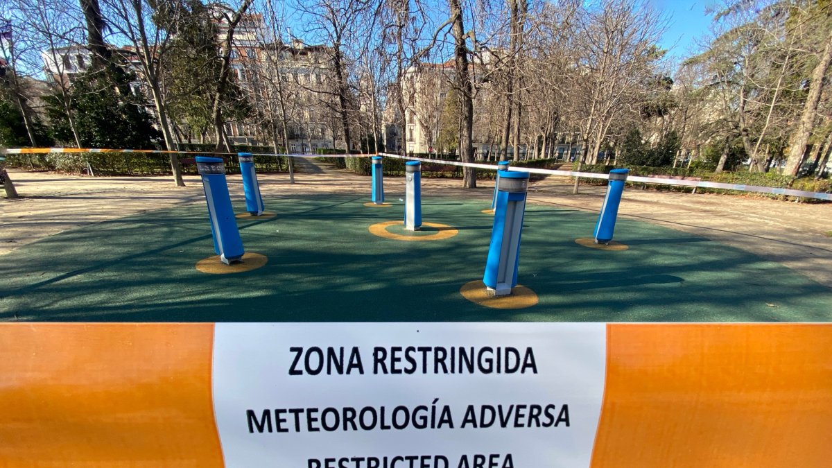 Archivo - Una zona restringida al paso con una cinta tras activarse la alerta naranja por meteorología adversa, en el parque de El Retiro.