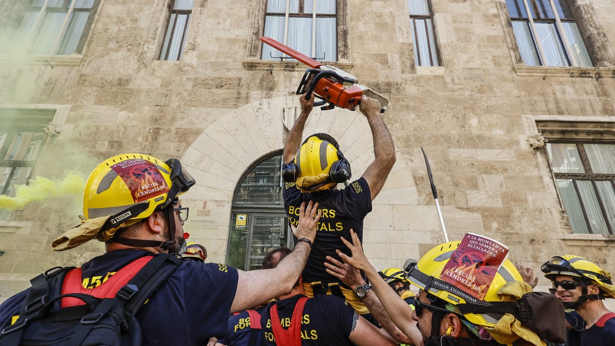 Imagen archivo de las protestas de los bomberos forestales frente al Palau de la Generalitat