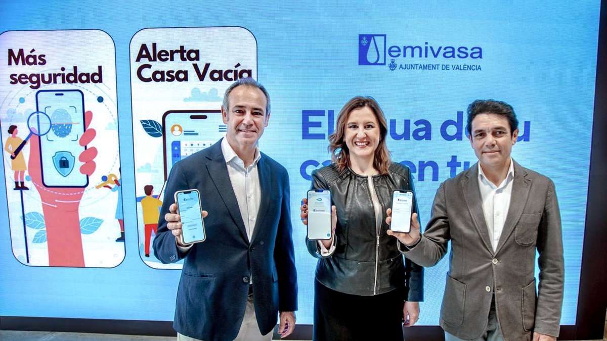 El CEO de Global Omnium, Dionisio Garcia, la alcaldesa, María José Catalá, y el concejal del ciclo integral del agua Carlos Mundina