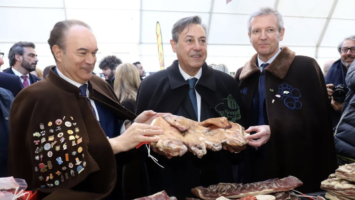 El alcalde de Lalín, José Crespo, enseña un trozo de cerdo