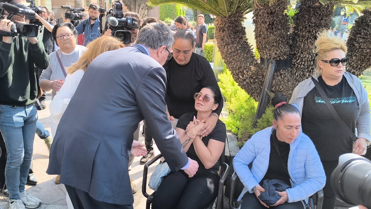 (Foto de ARCHIVO)
La madre adoptiva y la madre biológica de la menor, consoladas por el alcalde José Ballesta
EUROPA PRESS
02/4/2025
