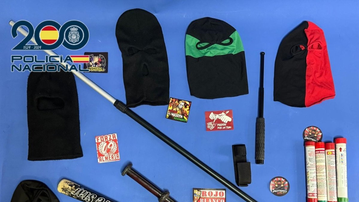 (Foto de ARCHIVO)
Material intervenido a los detenidos en Córdoba por un enfrentamiento violento en plena ciudad antes del partido de fútbol entre el Córdoba Club de Fútbol y la Unión Deportiva Almería.