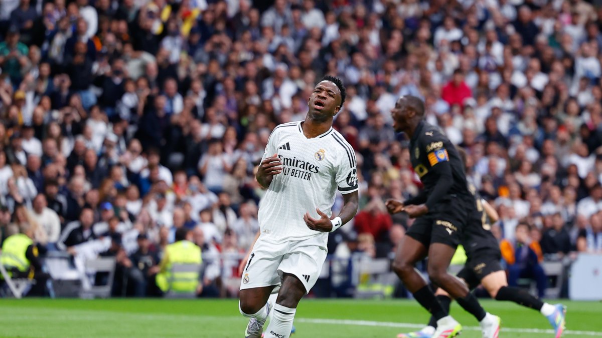 Vinicius se lamenta tras fallar su penalti.