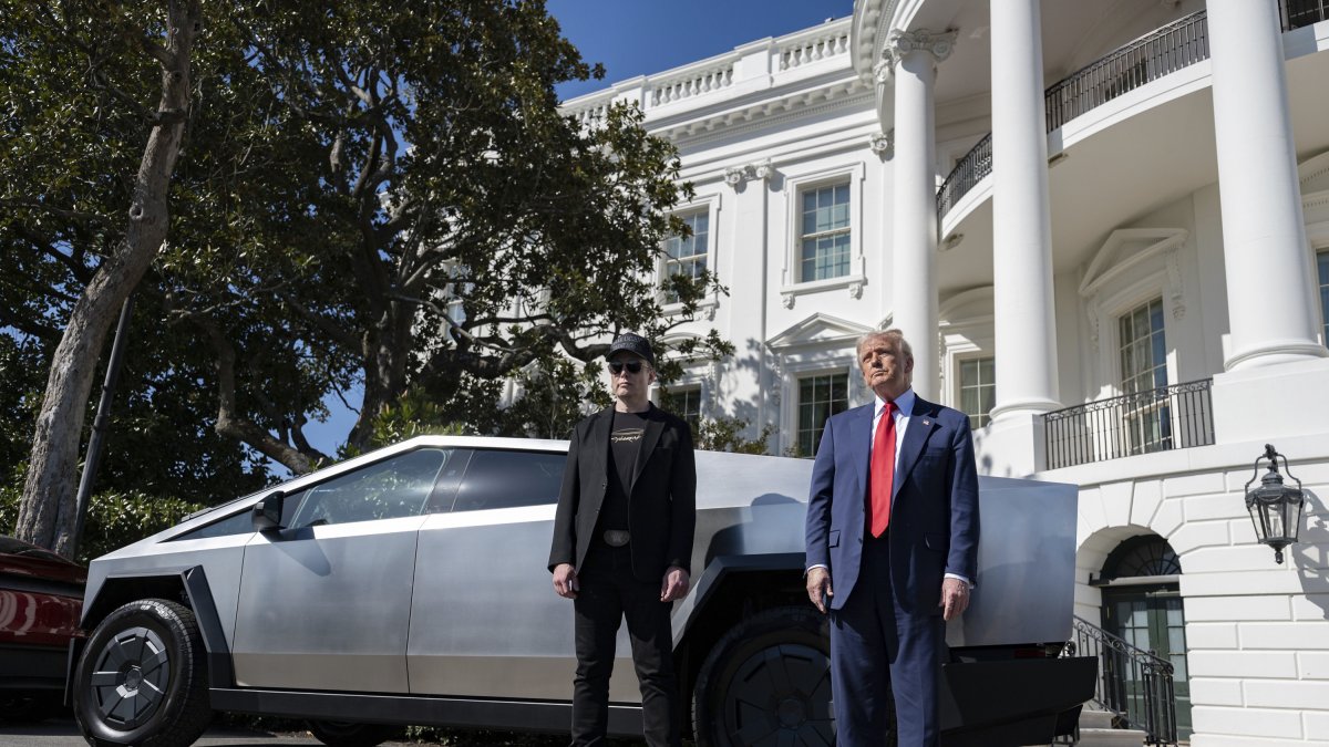 Donald Trump y Elon Musk con un Tesla Cybertruck en la Casa Blanca.
