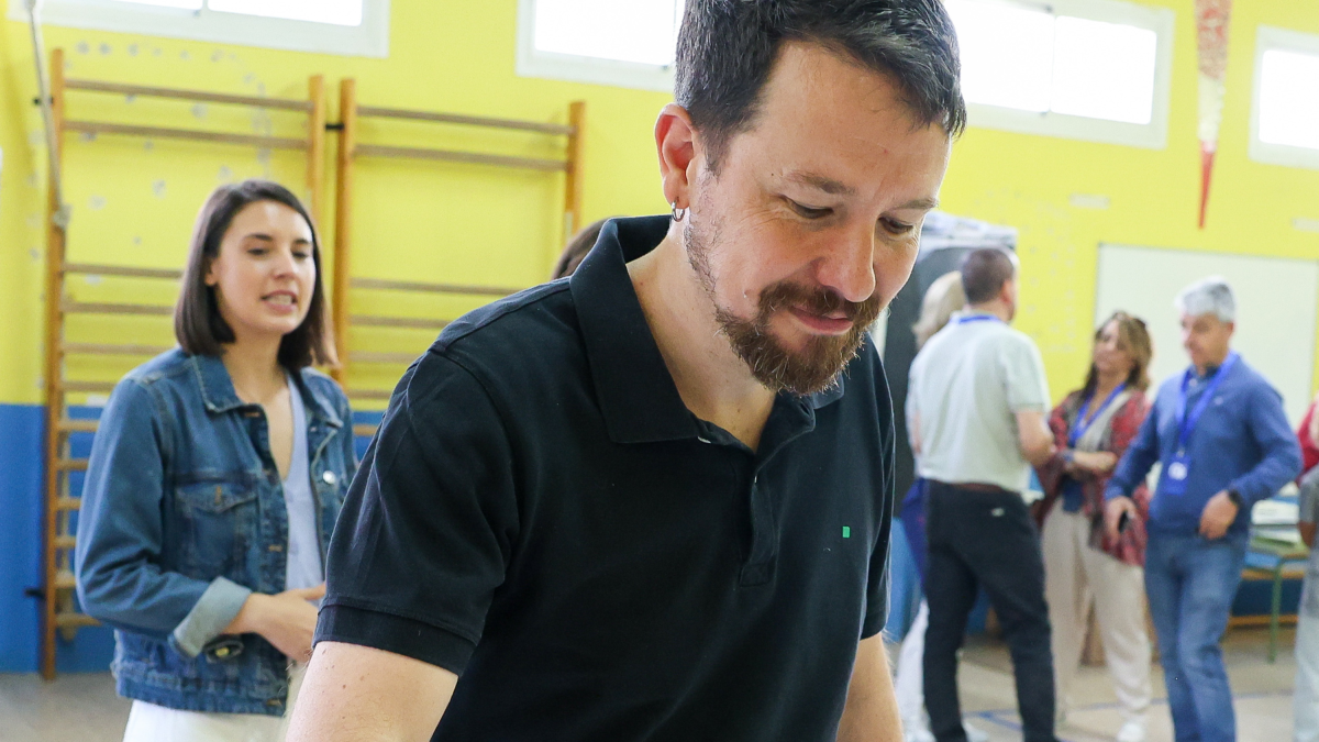 Irene Montero y Pablo Iglesias votan durante las elecciones europeas de 2024.