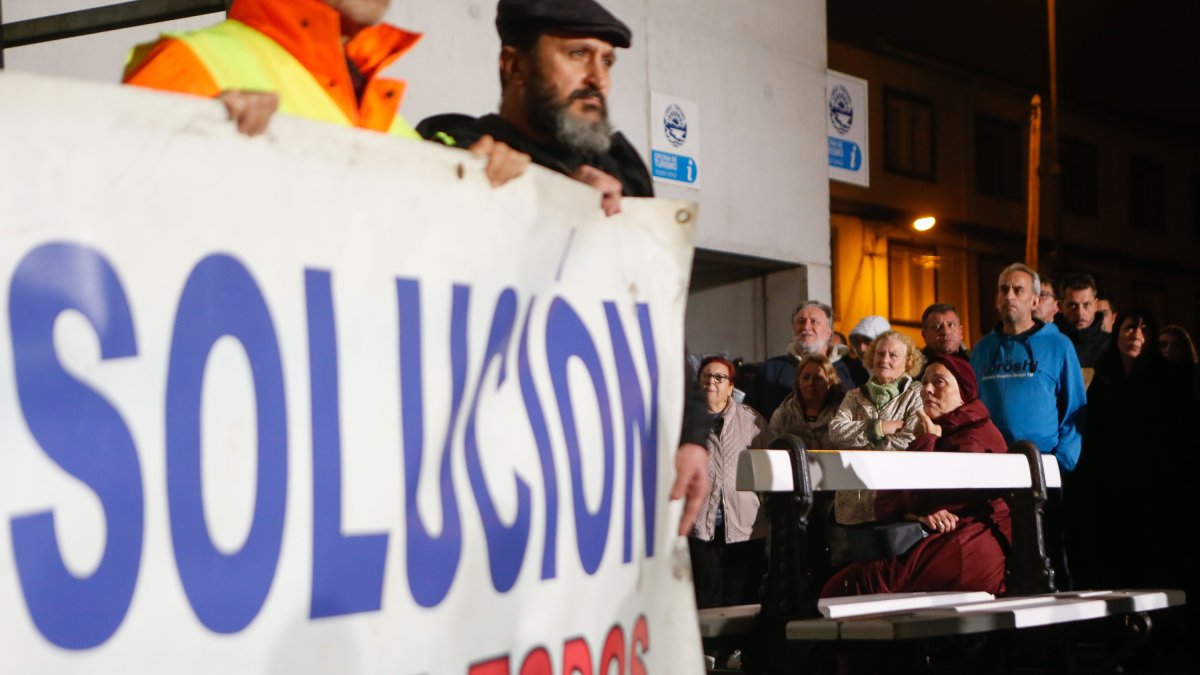 Archivo - Decenas de personas durante una protesta de trabajadores de Alcoa, a 30 de octubre de 2024, en San Cibrao, Lugo, Galicia (España).