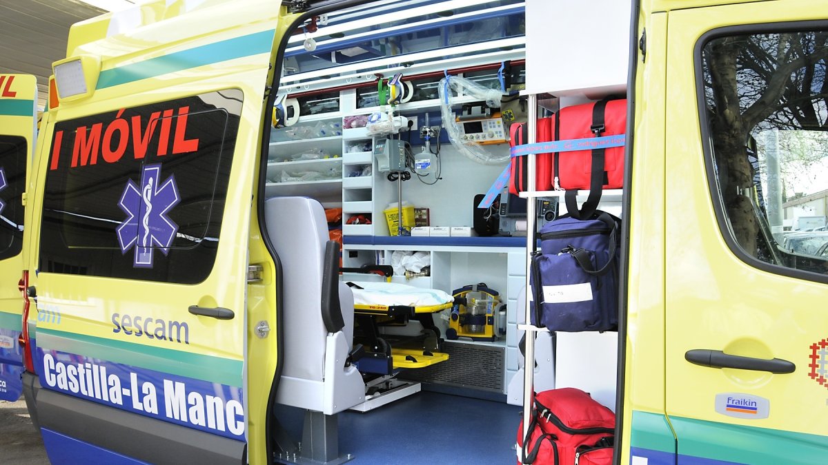 Archivo - UVI movil, ambulancia, transporte sanitario, SESCAM.