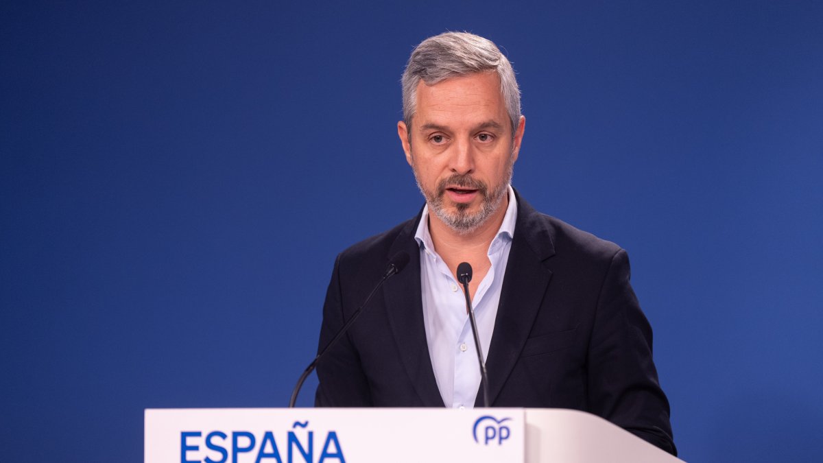 Archivo - El vicesecretario de Economía, Juan Bravo, en rueda de prensa en la sede el PP en una imagen de archivo.