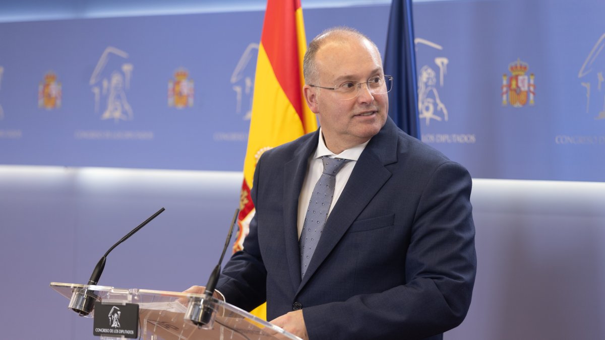 El portavoz del PP en el Congreso, Miguel Tellado, durante una rueda de prensa posterior a la Junta de Portavoces, en el Congreso de los Diputados, a 8 de abril de 2025, en Madrid (España).