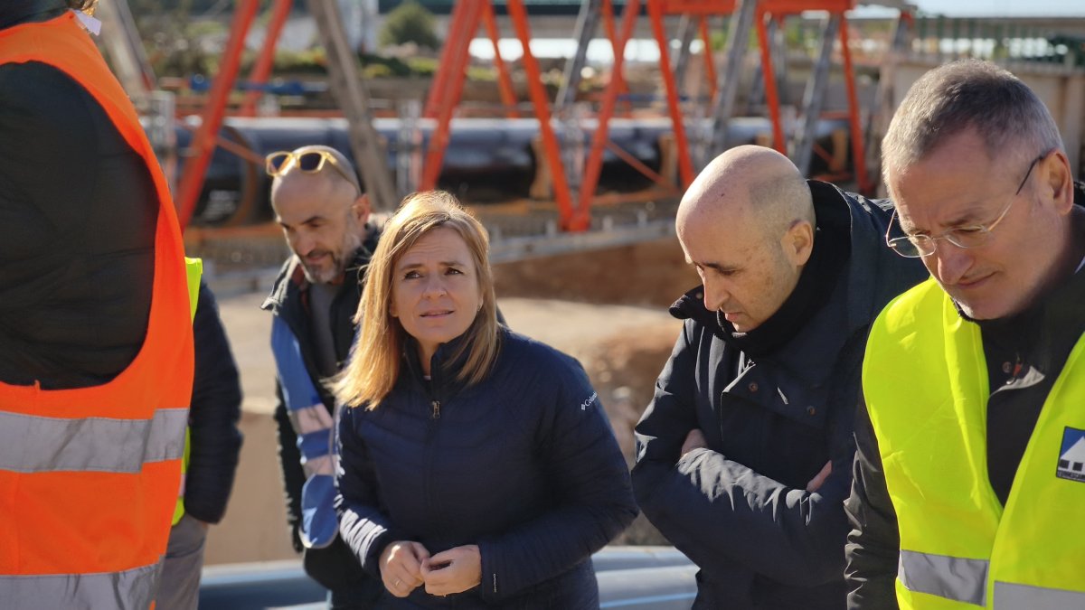 La delegada del Gobierno, Pilar Bernabé, y el presidente de la CHJ, Miguel Polo