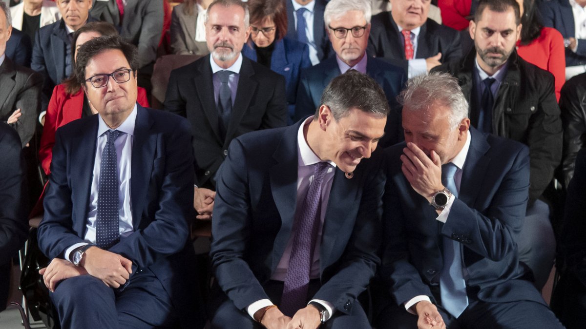 Pedro Sánchez junto a los ministros Óscar López y Víctor Ángel Torres en un acto del PSOE.