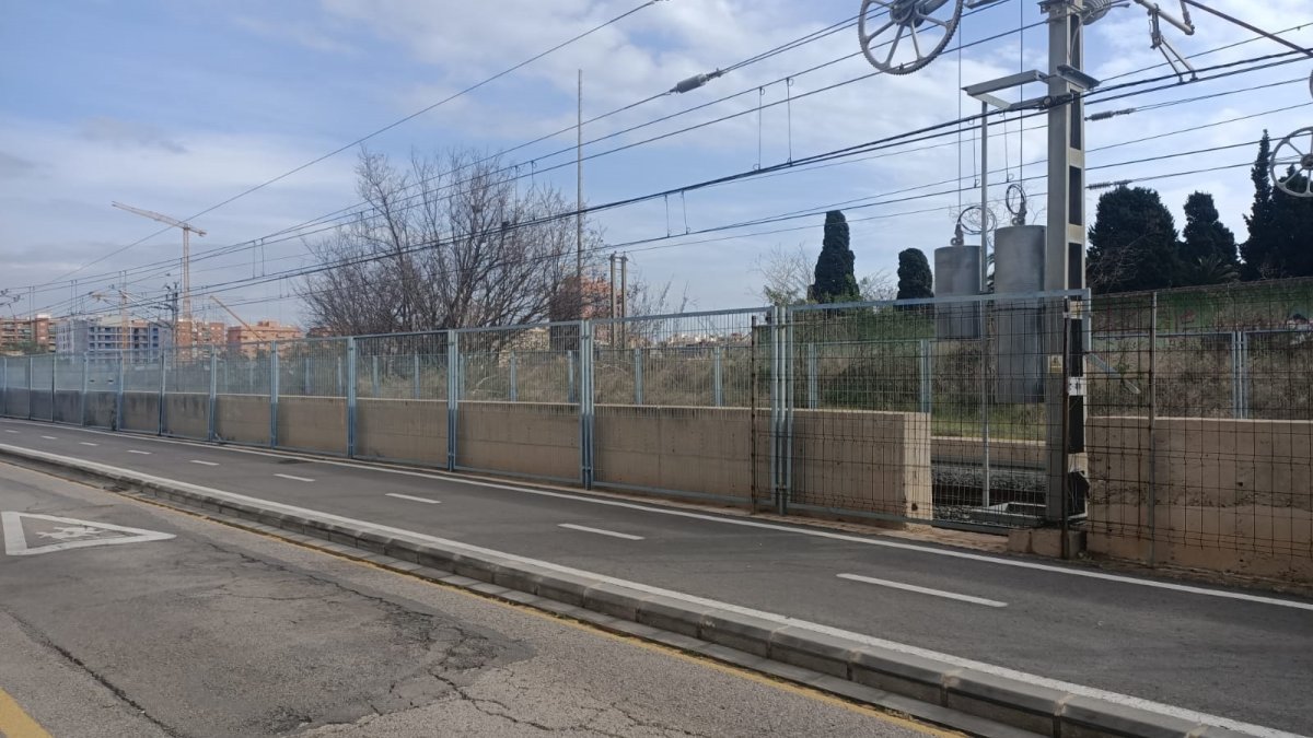 Imagen de las vías de Serrería, al final del paseo de la Alameda de Valencia.