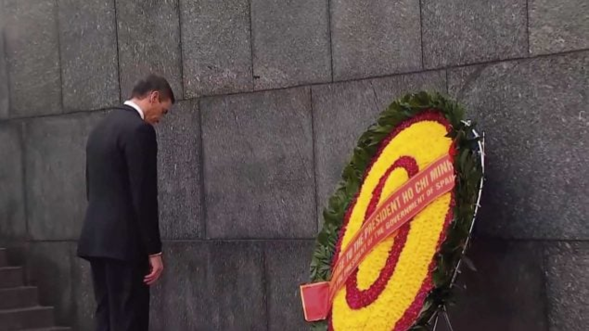 Pedro Sánchez haciendo una ofrenda florar al dictador vietnamita Ho Chi Minh