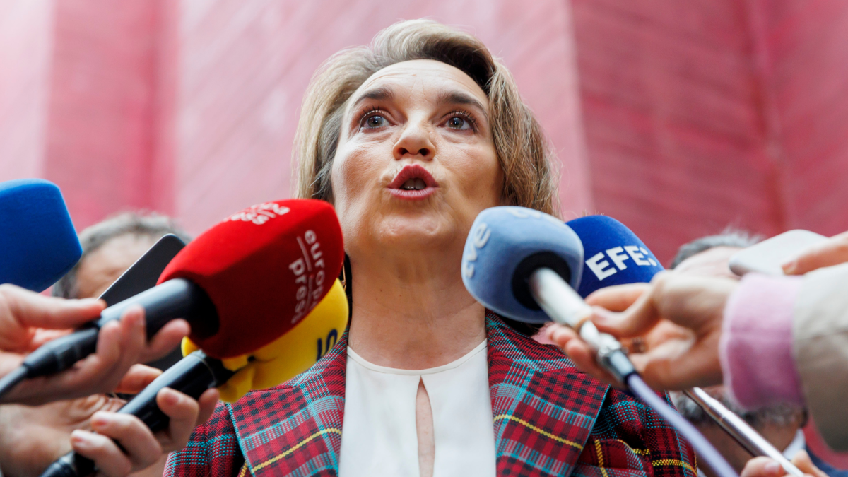 La secretaria general del PP, Cuca Gamarra, atiende a los medios de comunicación.