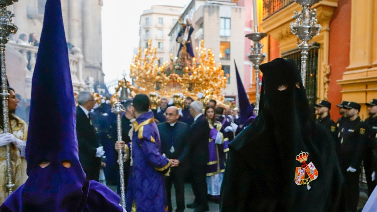 Imagen de la liberación de un preso por la Cofradía de Nuestro Padre Jesús El Rico, el MIércoles Santo en Málaga.