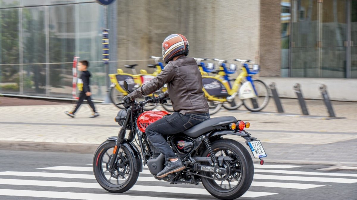 Un hombre conduce una moto en ciudad