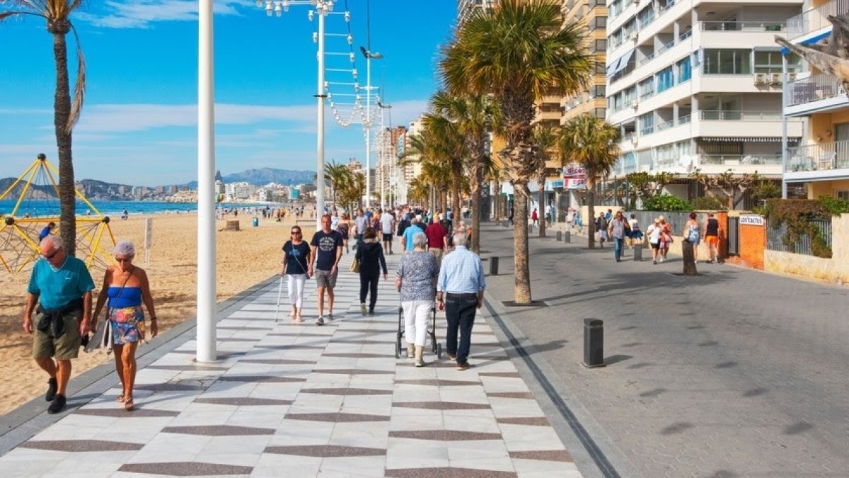Imagen de la costa española con pensionistas paseando.