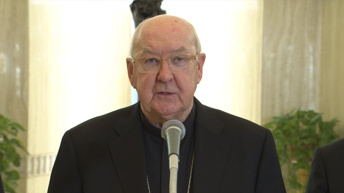 El cardenal Kevin Joseph Farrell anuncia la muerte del Papa Francisco, Ciudad del Vaticano, 21 de abril de 2025