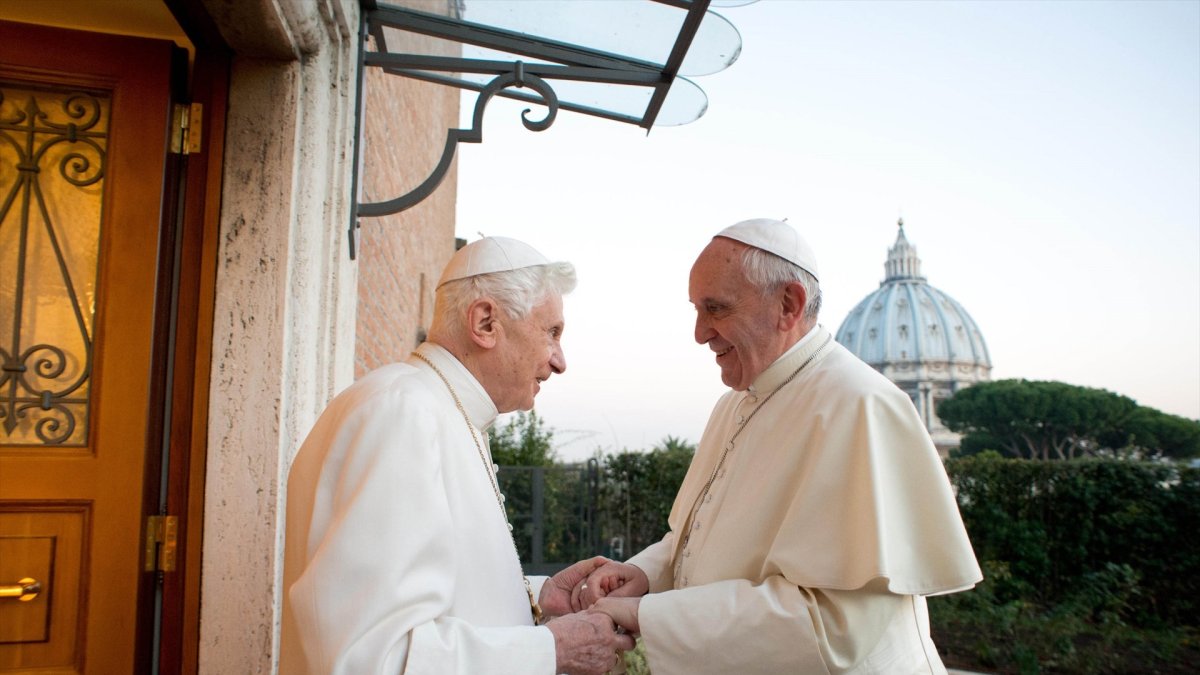 Benedicto VXVI y Francisco.